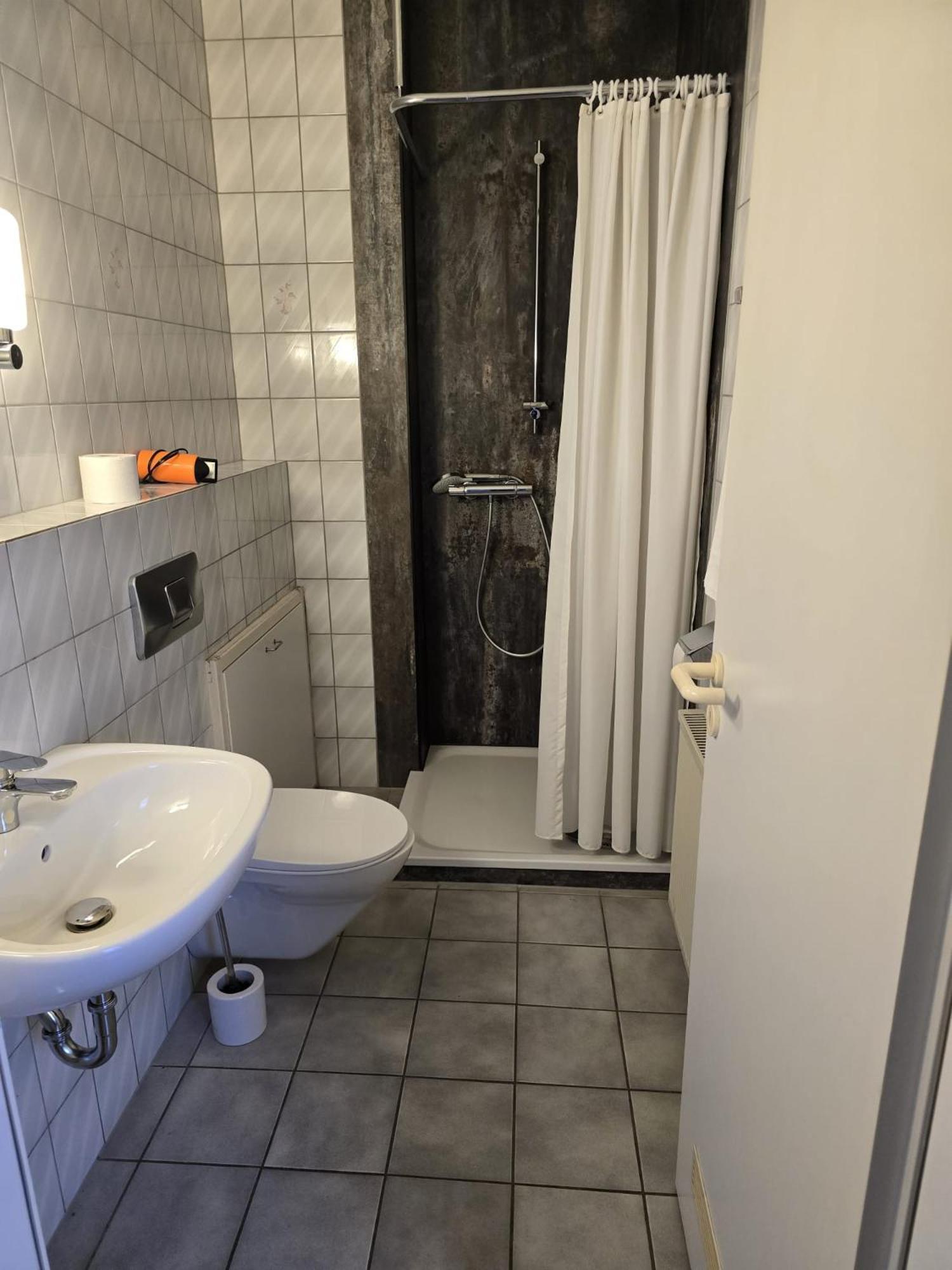 Einhaus Hotel *